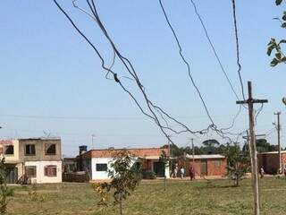 Ligações clandestinas realizadas por moradores da área invadida da construtora falida Homex (Foto: Ronie Cruz) 