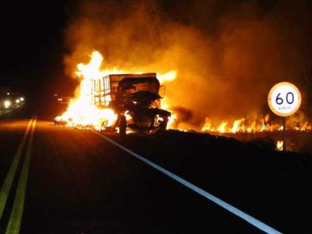  Caminh&atilde;o pega fogo ap&oacute;s bater em carreta na BR-267, em Nova Andradina