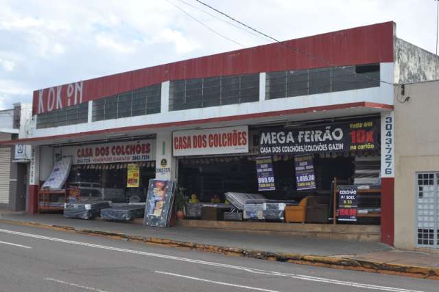 Para sobreviver no Centro, lojista abre uma hora antes e cria promo&ccedil;&otilde;es