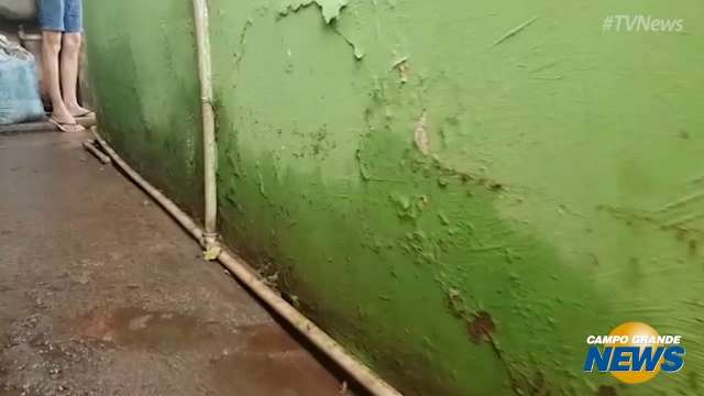 No dia seguinte &agrave; chuva, fam&iacute;lia que teve casa alagada conta os preju&iacute;zos
