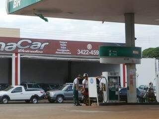 Pela 1ª vez no semestre gasolina ficou abaixo dos R$ 4,00, mas para pagamento em dinheiro (Foto: Helio de Freitas)