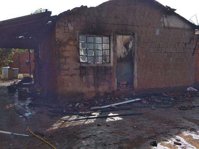 B&ecirc;bado, homem coloca fogo na casa da tia e quase &eacute; linchado por vizinhos