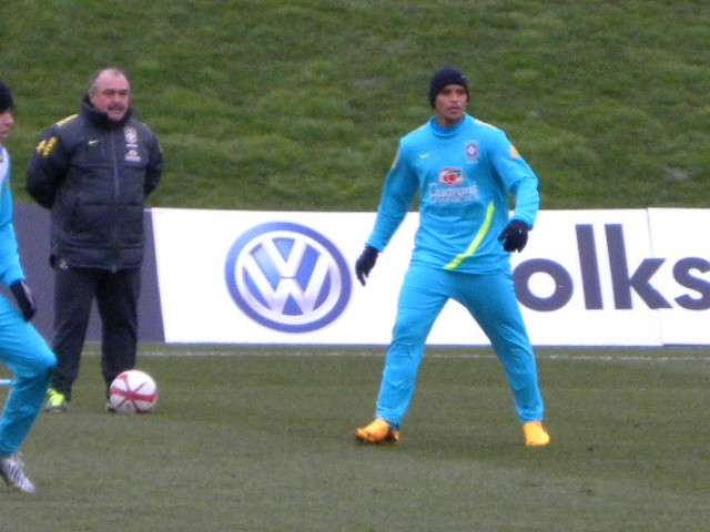 Jean substitui Daniel Alves e tem chance de enfrentar a Inglaterra