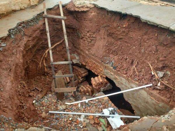 Com mais chuva, crateras aumentam e atingem cal&ccedil;adas de casas em bairro