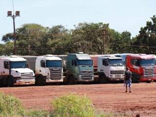 Caminhões em posto de combustível de Campo Grande. (Foto: Henrique Kawaminami)