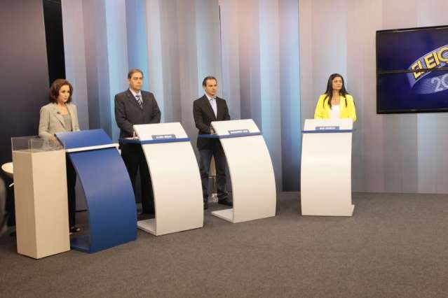 No 1&ordm; bloco, debate tem promessa de rever concess&atilde;o de &ocirc;nibus e ataques 
