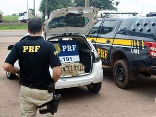 Policial rodoviária federal com Ford Ka apreendido (Varlei Cordova / Agora Mato Grosso)