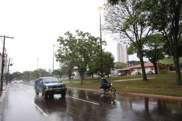 S&aacute;bado amanhece chuvoso e dia ser&aacute; de c&eacute;u nublado em Campo Grande