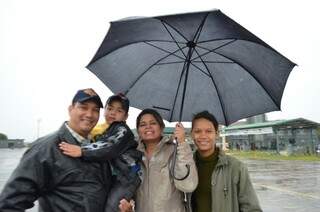 Paixão do filho por aviões levou a família de Glaucia à Base Aérea (Foto: Vanessa Tamires)