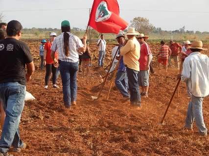Tropa de choque da PM chega à fazenda para despejar famílias sem-terra
