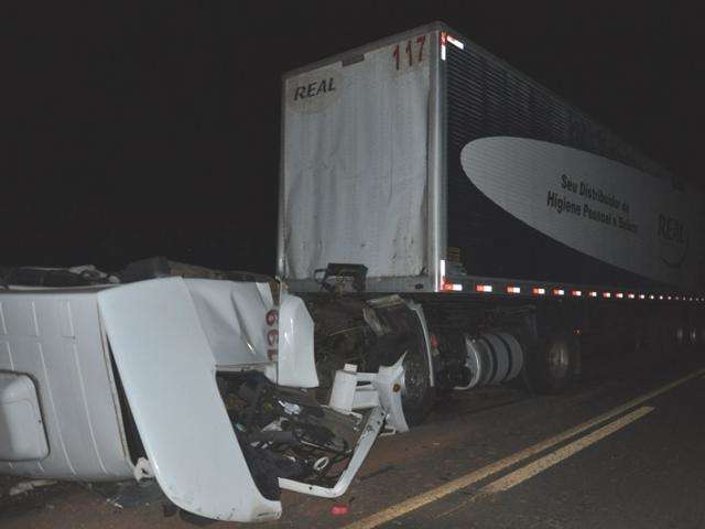 Ap&oacute;s colis&atilde;o, cabine de carreta vira e motorista morre prensado