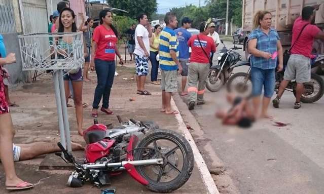 Motociclista desvia de buraco, atropela pedestre e ambos ficam em estado grave 