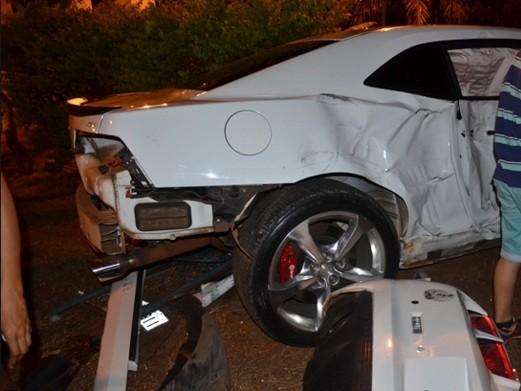 Camaro derruba poste e quebra grade ap&oacute;s acidente em cruzamento