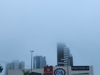 Neblina encobriu céu da Capital no início da manhã (Foto: Henrique Kawaminami)