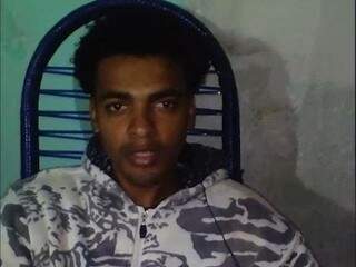 Fernando Nascimento dos Santos, 22 anos, em vídeo gravado por assassinos. (Foto: Reprodução)
