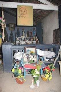 Tenda preserva o altar e a cadeira usada por Cacilda para suas curas. (Foto: Silvio Andrade)