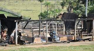 Inventariantes avaliam prejuízos em fazenda, após invasão ocorrida ontem. (Foto: Região News)