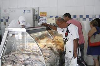 José Francisco, de camiseta branca, não percebeu que o valor do pescado aumentou. (Foto: Marcelo Victor) 