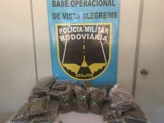 Na rota do tr&aacute;fico, tr&ecirc;s s&atilde;o presos com maconha e skunk na bagagem 