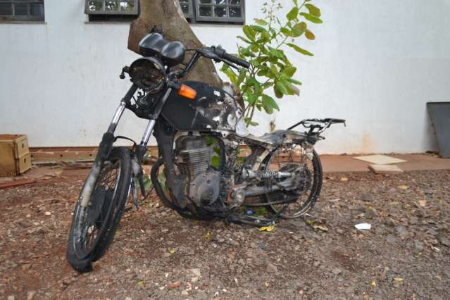 Briga na madrugada termina com preso, moto queimada e dois feridos