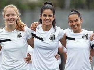 Patrícia (centro) com jogadoras do Santos (Foto: Reprodução/Facebook)