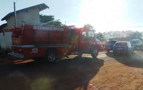 Bandidos prendem casal em quarto e fogem levando caminhonete 