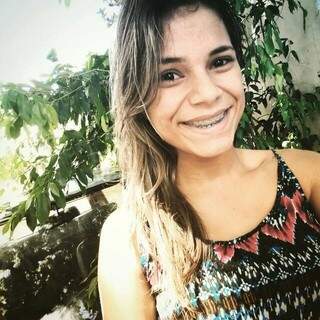 Mayara Fontoura Holsback, 18 anos foi morta na sexta-feira (15) (Foto: Arquivo Pessoal/ Facebook)