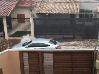 Em bairro antigo, sempre que chove, rua se transforma em rio Em bairro antigo, sempre que chove, rua se transforma em rio