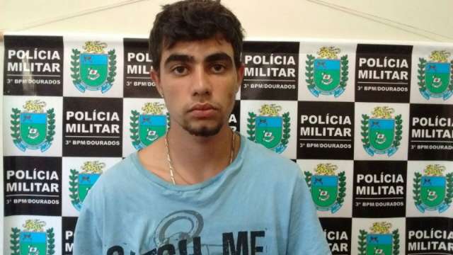 Jovem &eacute; preso ap&oacute;s bater carro que foi furtado em frente de casa noturna 