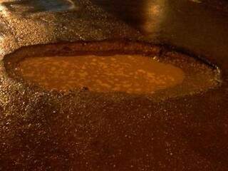 Foto feita por Nilton mostra o tamanho do buraco que, segundo ele, causou acidente na Rua Bahia (Direto das Ruas)