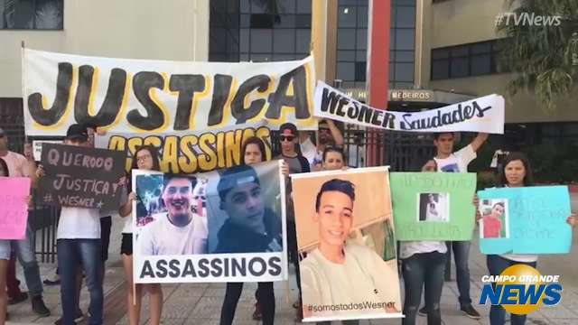 Fam&iacute;lia e amigos fazem protesto pedindo justi&ccedil;a para o jovem morto h&aacute; 7 meses