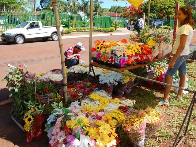  Para fugir de tumulto, fam&iacute;lias v&atilde;o ao cemit&eacute;rio na v&eacute;spera do feriado