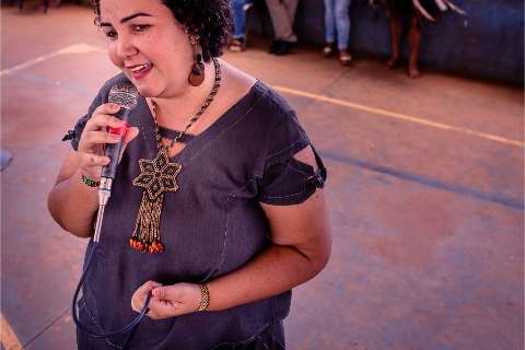 Janu&aacute;rio canta hino nacional em terena para preservar l&iacute;ngua quase extinta