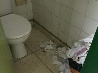 Sem limpeza, lixo toma conta da UFMS (Direto das Ruas)