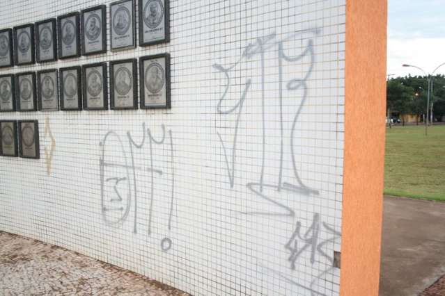 Picha&ccedil;&otilde;es, lixo e usu&aacute;rios de droga mostram abandono da Pra&ccedil;a do Papa
