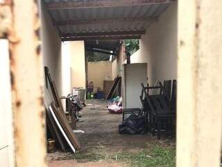 Imóveis, roupas e eletrodomésticos destruídos foram colocados para fora após sumiço de moradores (Foto: Ronie Cruz)