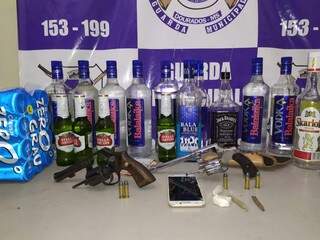 Bebidas, drogas e armas apreendidas pelos guardas municipais (Foto: Adilson Domingos)