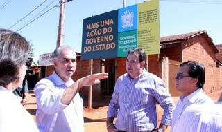 Governador em um das ruas que serão asfaltadas em Três Lagoas (Foto: Chico Ribeiro / Governo do Estado)