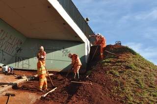 Operários trabalham na recuperação de viaduto (foto: Marcelo Calazans)