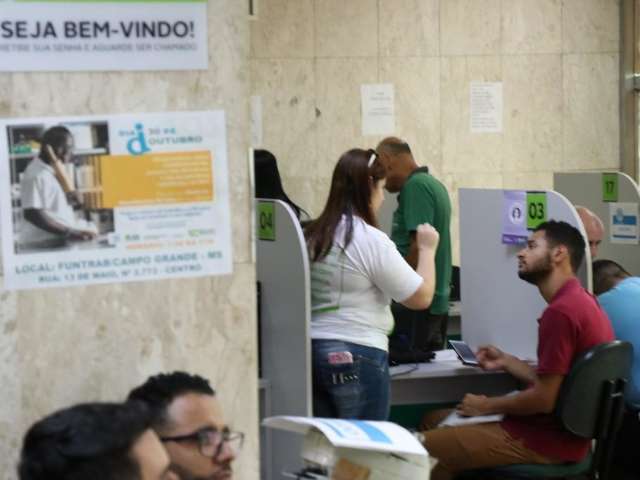 De hot&eacute;is a oficinas mec&acirc;nicas, empresas contratam 222 nesta ter&ccedil;a-feira