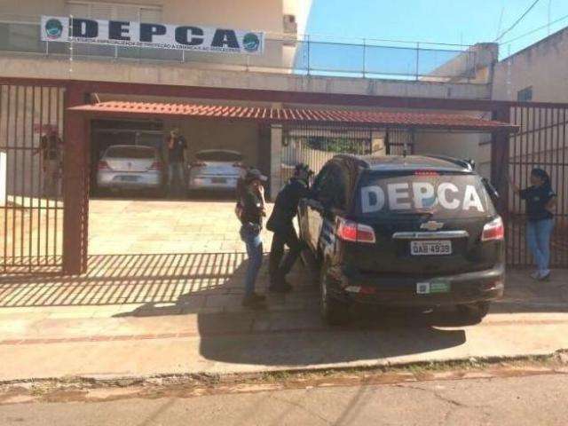 Tio arrasta sobrinho pelo pesco&ccedil;o, bate e tenta estuprar o menino de 12 anos 