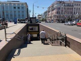 Observe que nos sinais de trânsito nem existem faixas de pedestres. Durante o dia as pessoas só usam as passarelas subterrâneas (Foto: Paulo Nonato de Souza)