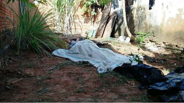 Corpo de homem &eacute; encontrado coberto com lona em terreno baldio