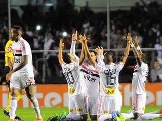 Jogadores do São Paulo comemoram o gol de Anderson Martins (Foto: Marcos Ribolli)