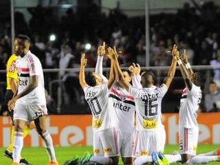 S&atilde;o Paulo vence o Corinthians por 3 a 1 e fica perto do l&iacute;der Flamengo