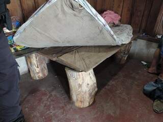 Colchonetes em que trabalhadores dormiam eram apoiados em tocos de madeira (Foto: Divulgação/MPT)