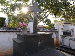 Jazigo sob a luz do sol no cemitério mais antigo de Campo Grande, o Santo Antônio (Foto: Kisie Ainoã)