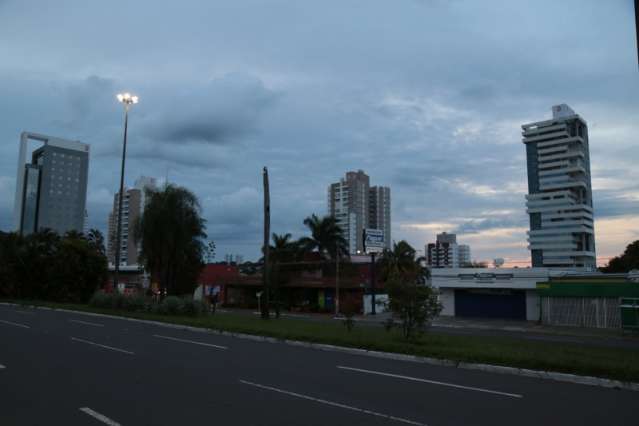 Tempo quente, abafado e umidade baixa predominam segunda-feira em MS