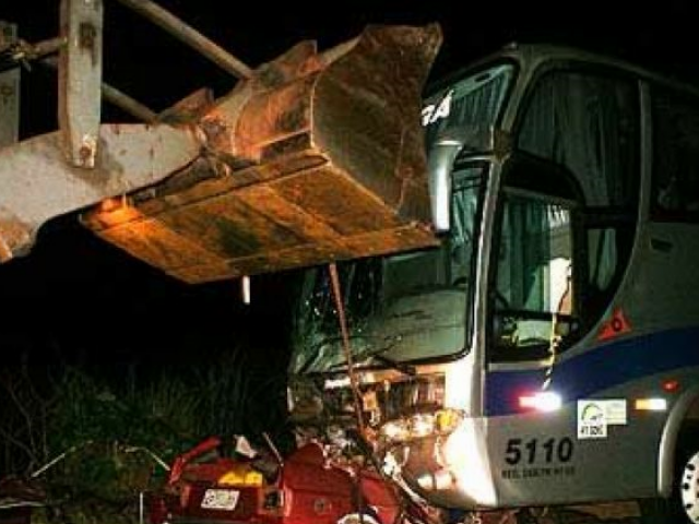  Tr&ecirc;s pessoas morrem em acidente envolvendo &ocirc;nibus e carro em Navirai