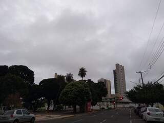 Céu encoberto de nuvens na região central de Campo Grande (Foto: Mirian Machado)
